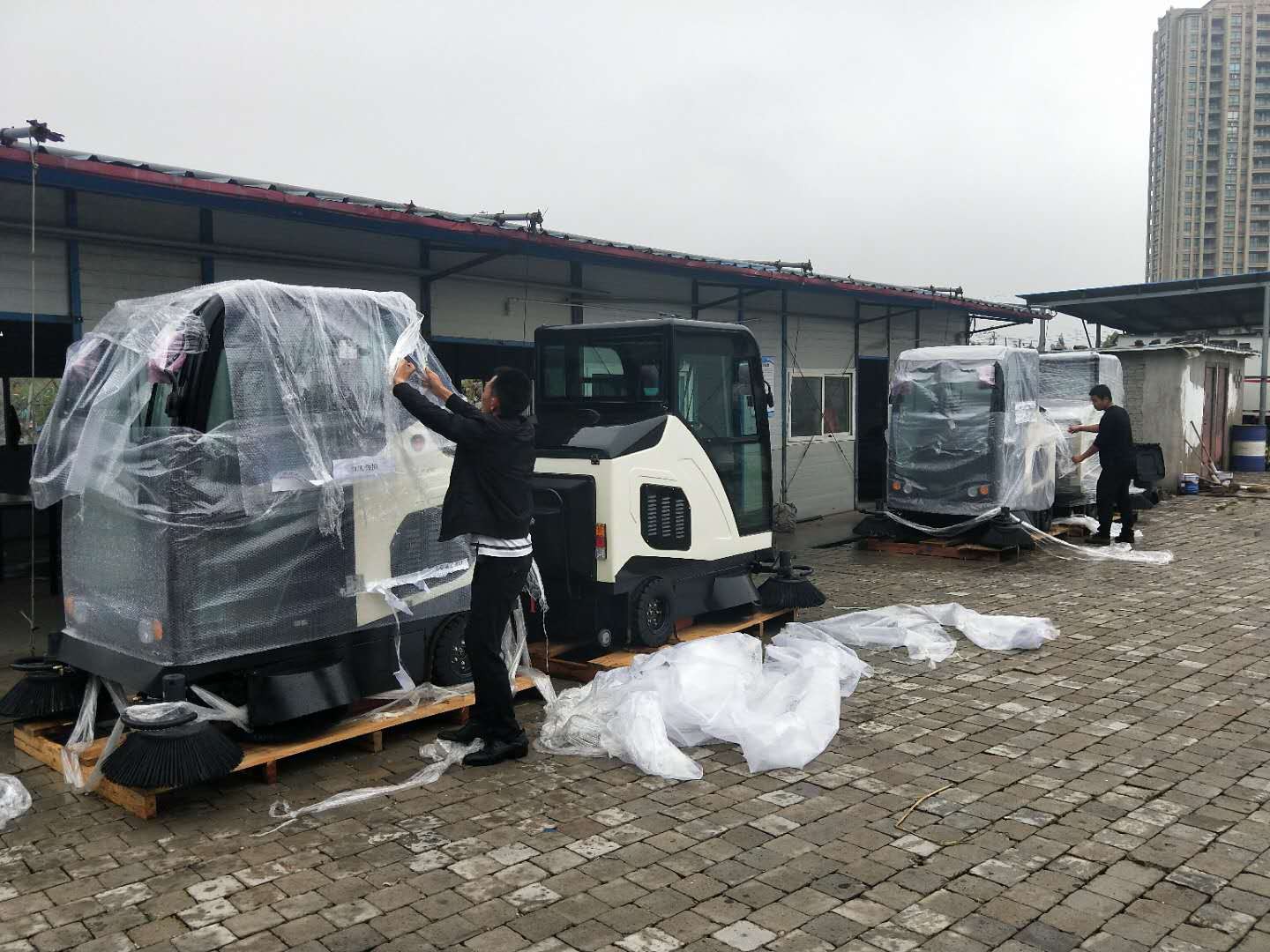 洁士AM1900TM全封闭驾驶式扫地车/AM1900TM电动全封闭驾驶式扫地机(现场图)