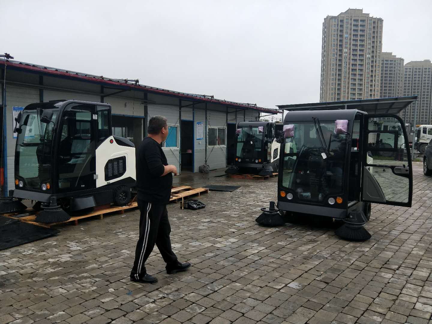 洁士AM1900TM全封闭驾驶式扫地车/AM1900TM电动全封闭驾驶式扫地机(现场图)