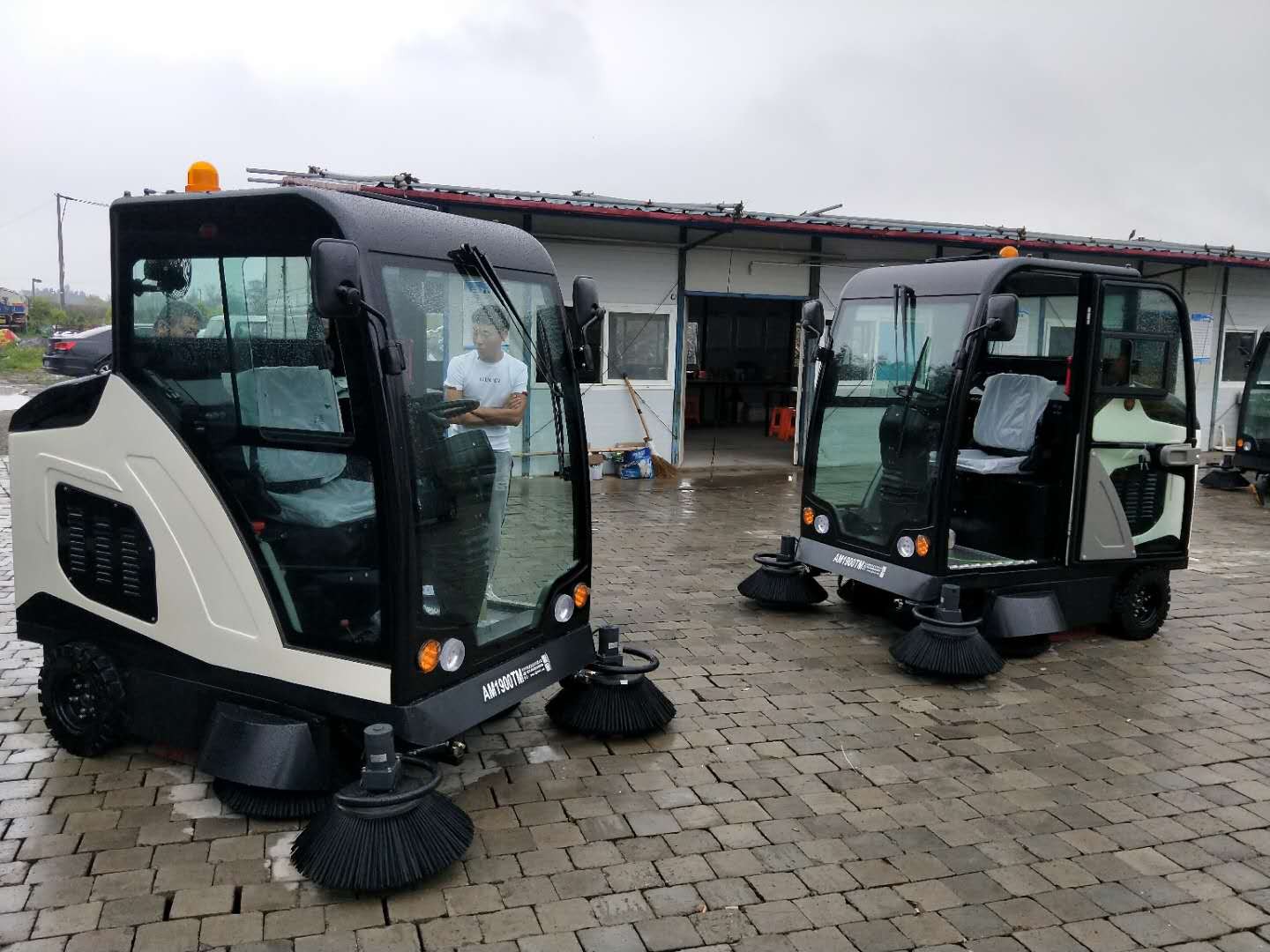 洁士AM1900TM全封闭驾驶式扫地车/AM1900TM电动全封闭驾驶式扫地机(现场图)