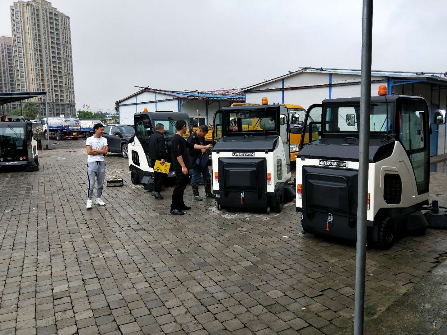 洁士AM1900TM全封闭驾驶式扫地车/AM1900TM电动全封闭驾驶式扫地机(现场图)